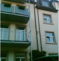 Hausfassade nach der Säuberung von Schlingpflanzen