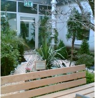 Begrünter Innenhof mit Sitzbank, gestaltet von Gartengestaltung Stoll